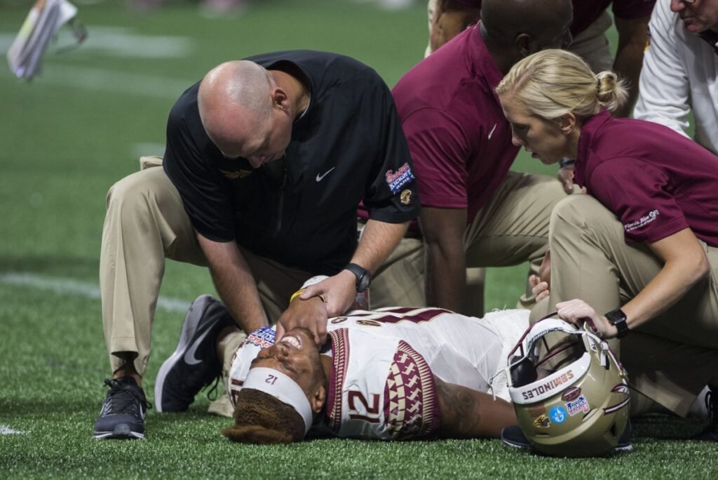 Florida-State-Seminoles-QB-Deondre-Francois-suffers-serious-knee-injury-vs-Alabama