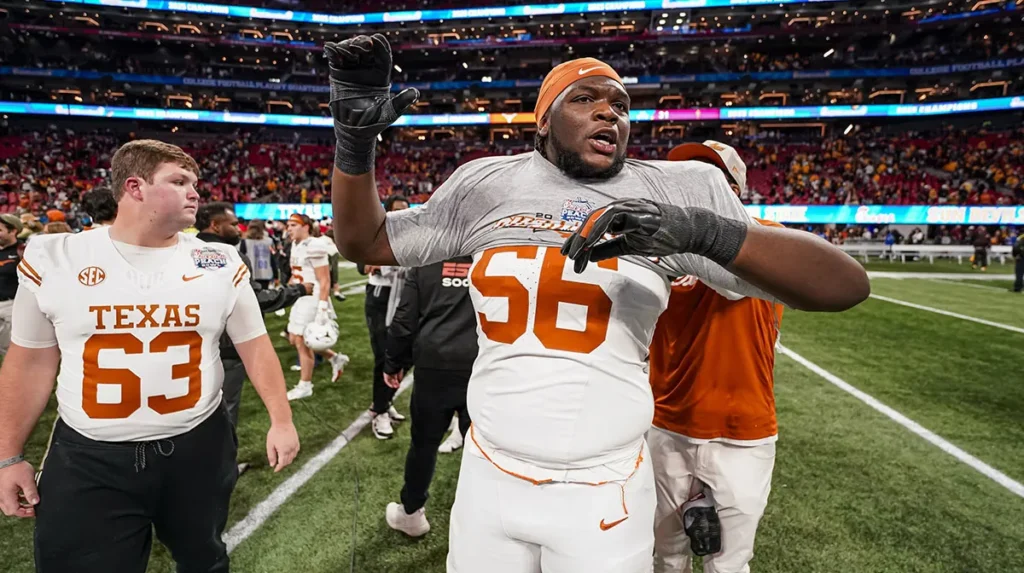 Texas-offensive-lineman-Cameron-Williams-talks-to-players-on-sidelines (1)