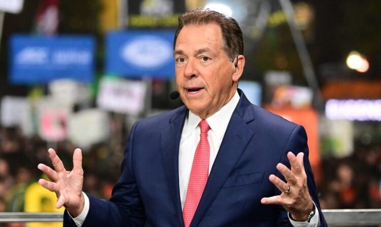 🚨SABAN RETURNS?! Alabama Football Sends Internet Into Frenzy After Mysterious Facility Sighting—Insiders Claim Secret Role in Tide’s Wild New Superteam Strategy!