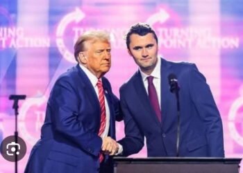 Right after the assassination of Charlie Kirk at a Utah college event, Wolverines icon and Green Bay Packers star Charles Woodson stepped up, promising to cover all living and educational costs for Kirk’s two children. This gesture not only relieved the financial strain on Kirk’s grieving family but also sparked widespread praise on social media, with many moved by Woodson’s compassionate act.